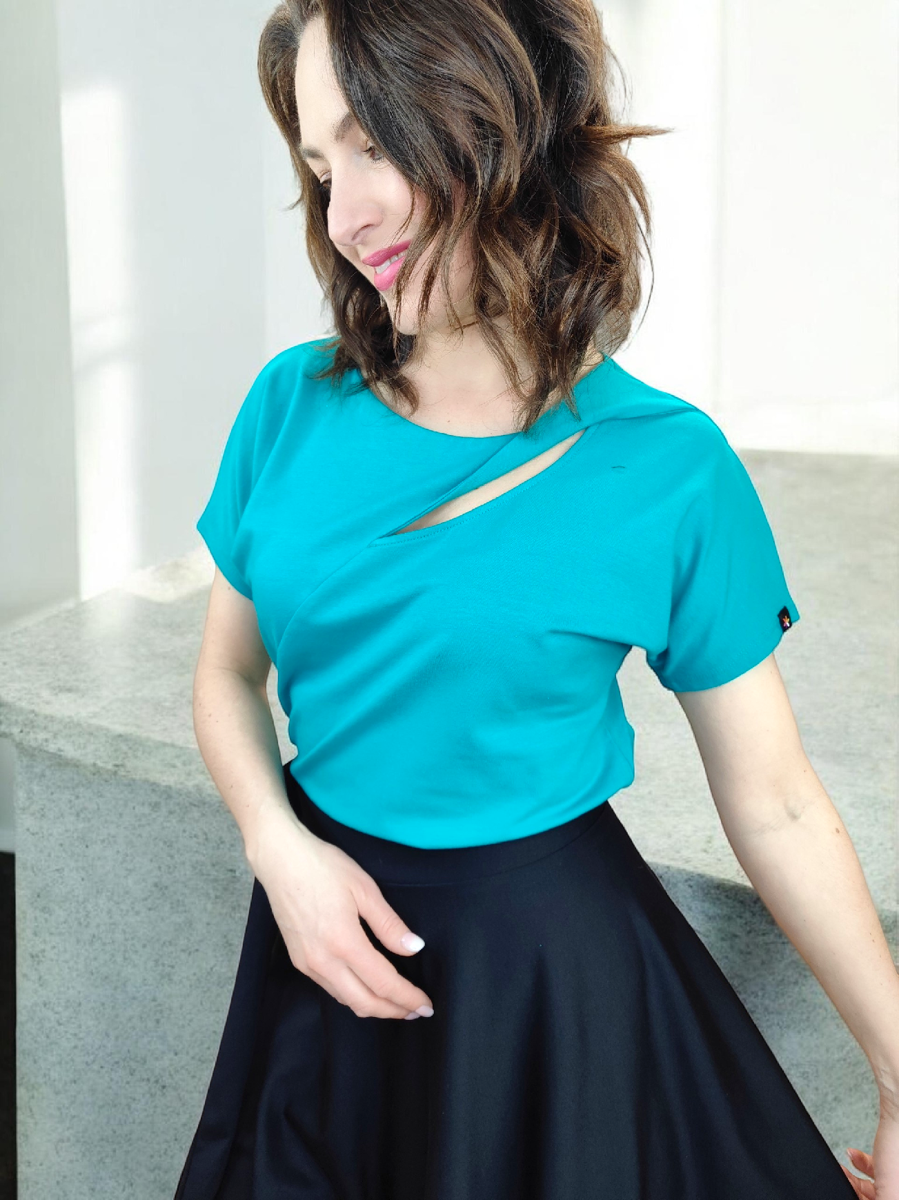 volné dámské tričko JENU smaragdově zelené detail průstřihu na předním díle